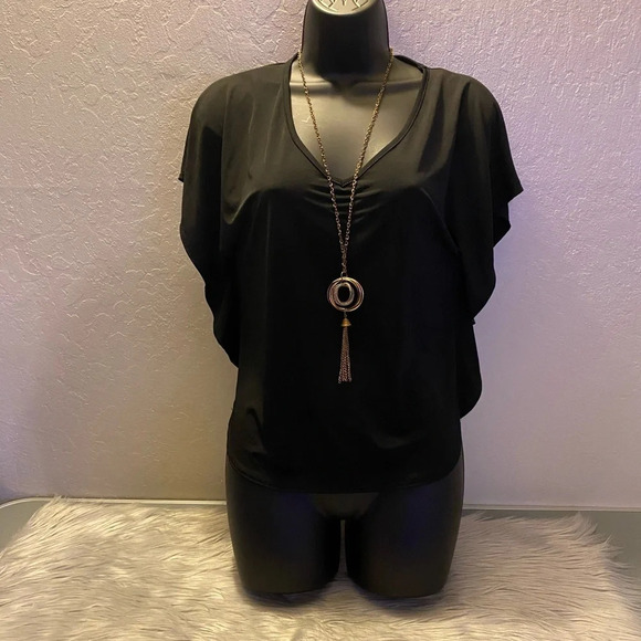 🆕 Julie’s Closet Black Blouse with Accent Necklace - Picture 1 of 9